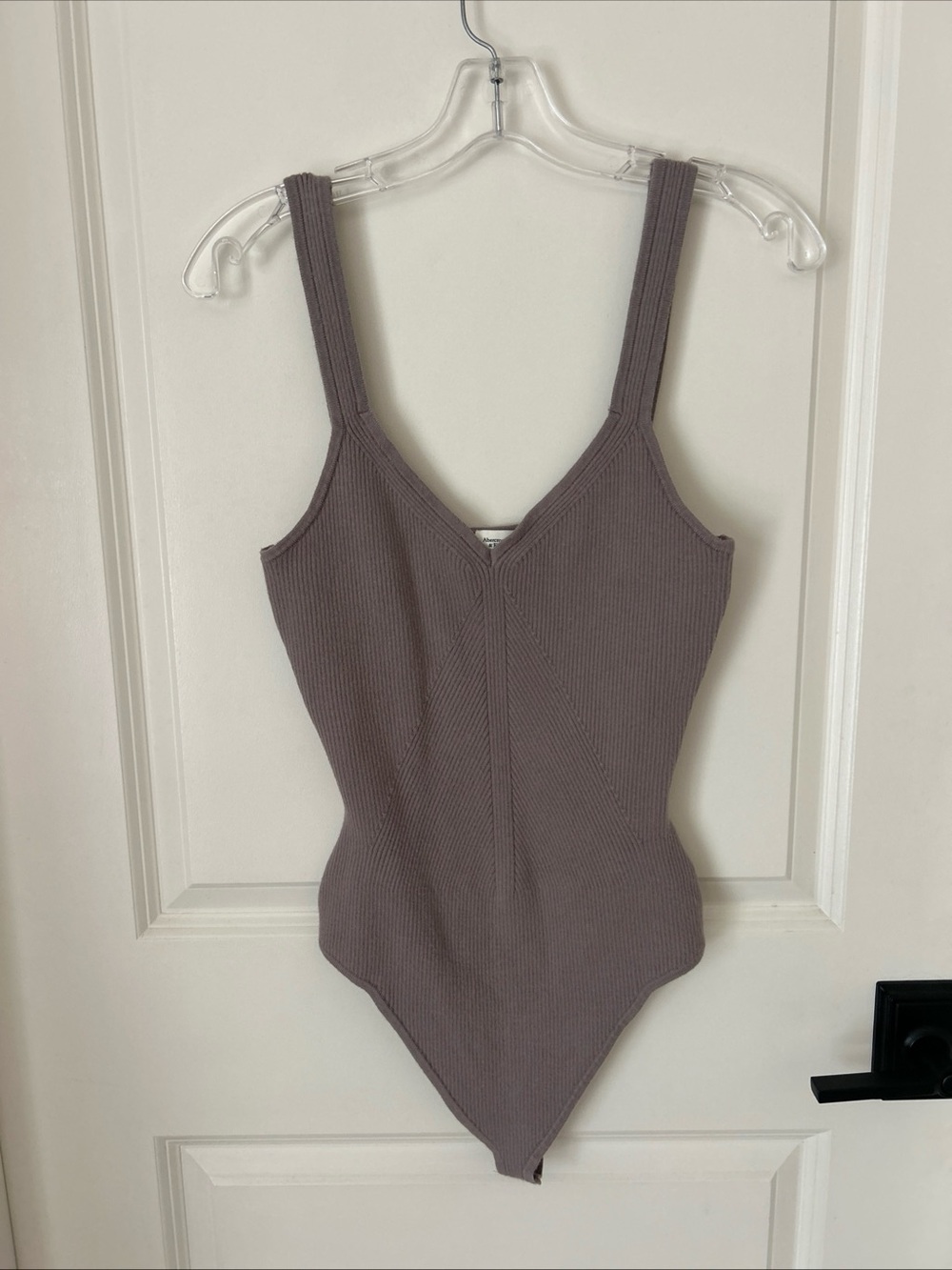 Abercrombie & Fitch Women’s Sz L Ribbed Knit Sleeveless V-Neck Bodysuit Mauve